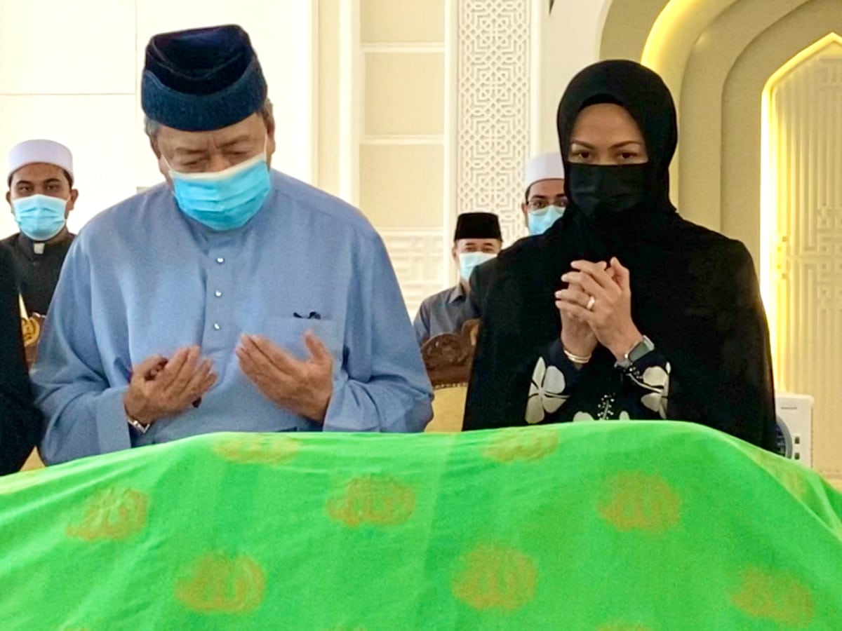Sultan of Selangor, Tengku Permaisuri express condolences over Tun Rahah's passing