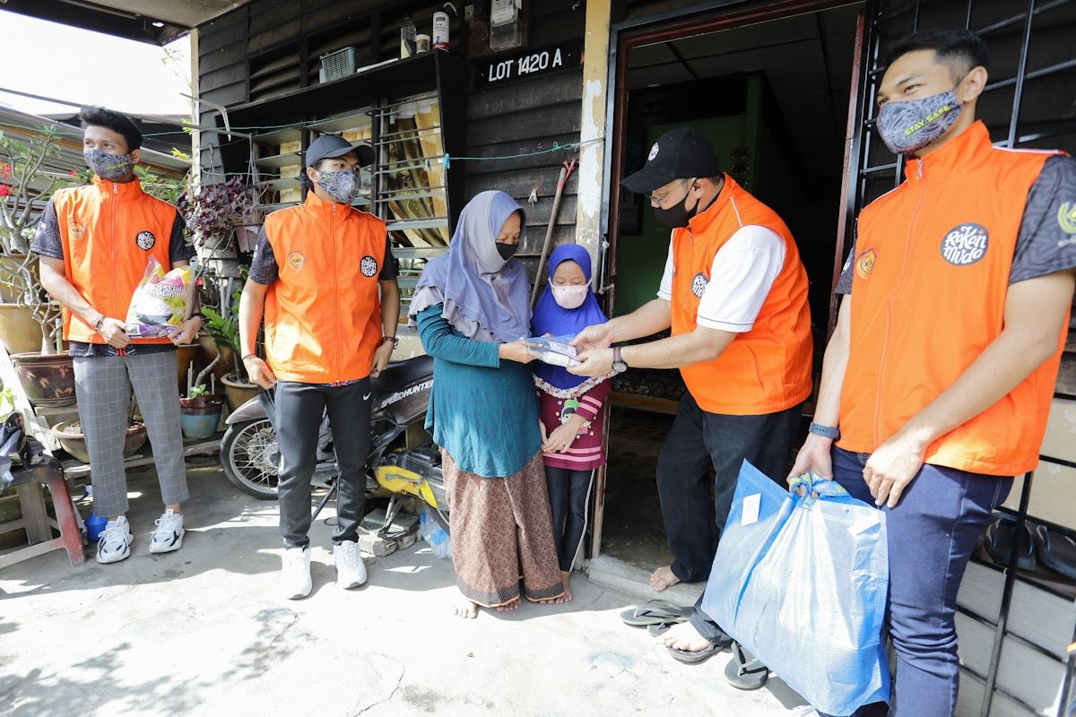 Paya Jaras residents affected by Covid-19 receives aid