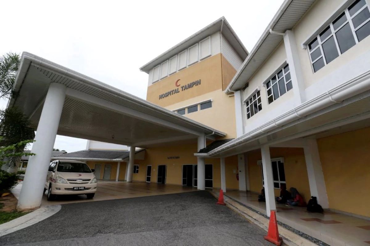 Police tracking Covid-19 patient who fled from Tampin Hospital