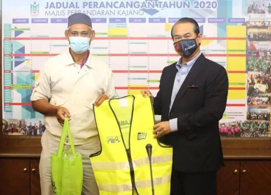 காஜாங்கில் 10 குடியிருப்பாளர்கள் சங்கங்கள்  பாதுகாப்பு உபகரணங்களைப் பெற்றன