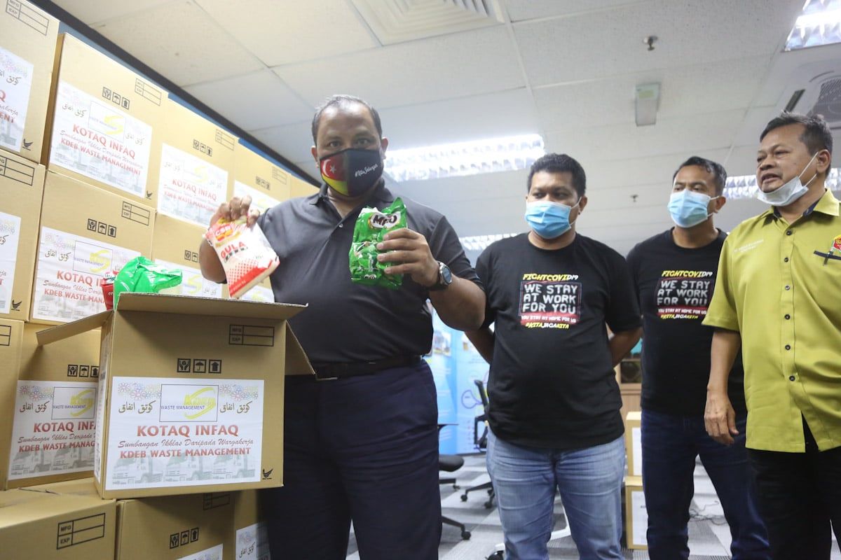 KDEBWM agih 145 kotak makanan asas kepada individu terjejas Covid-19