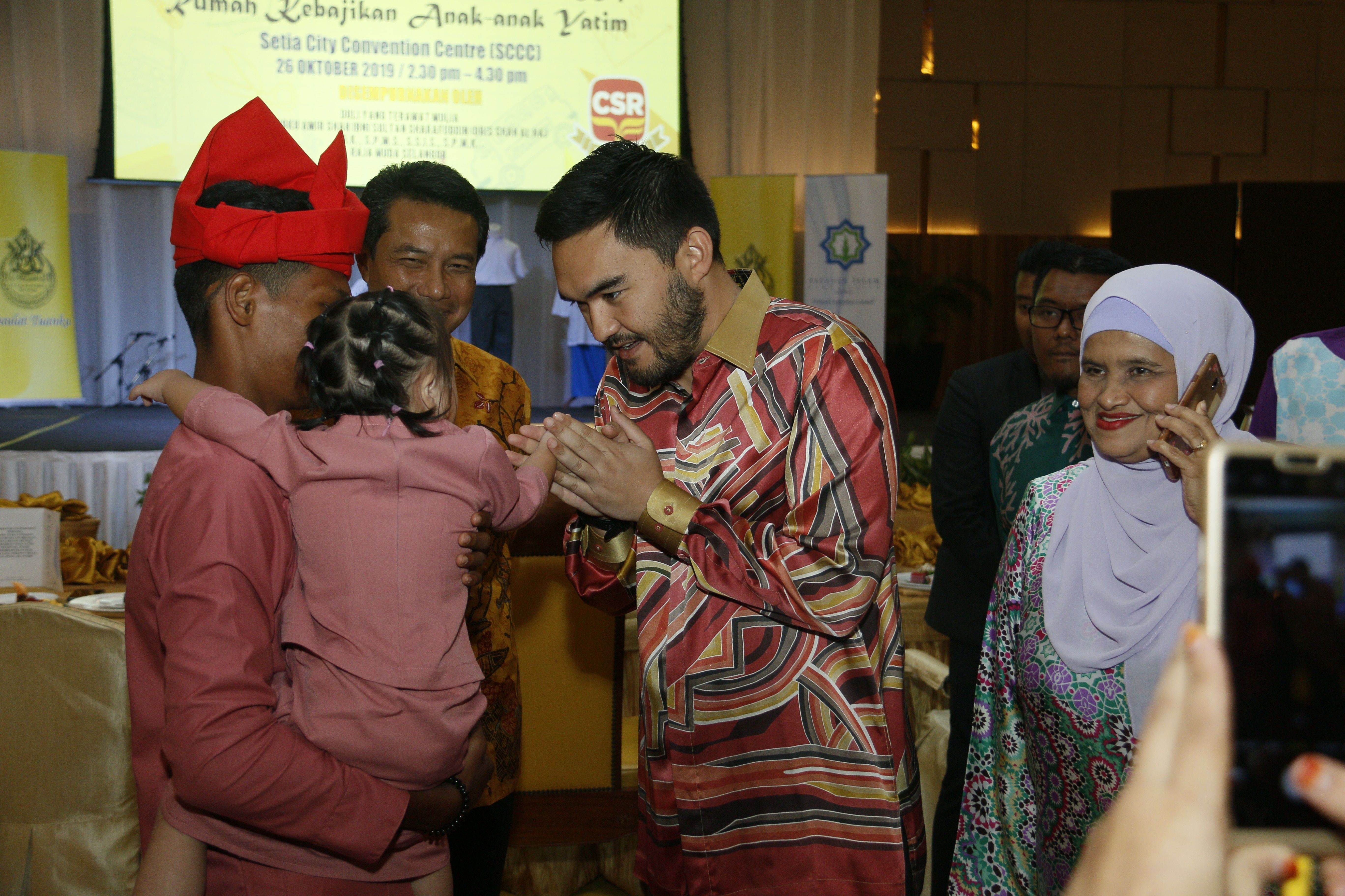 DYTM Tengku Amir Shah hulur bantuan Covid-19