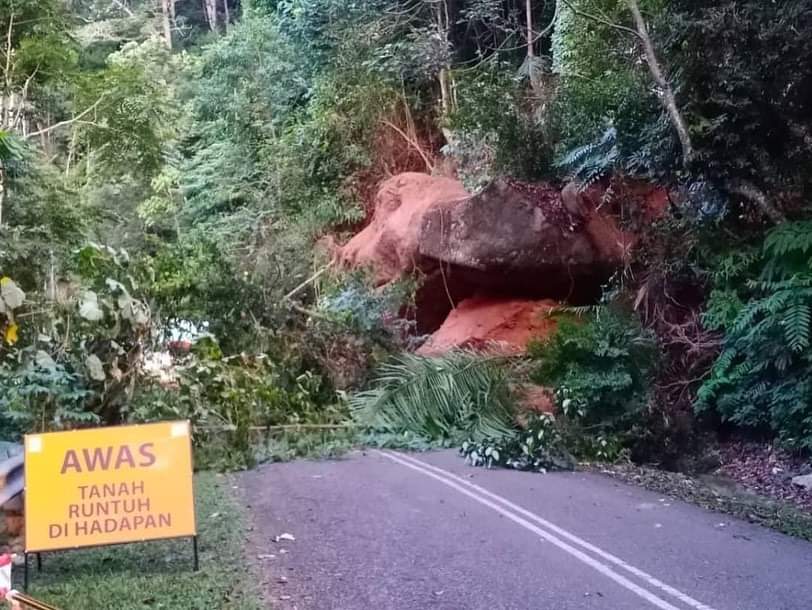 Tiga hari alih, bersih runtuhan bongkah batu