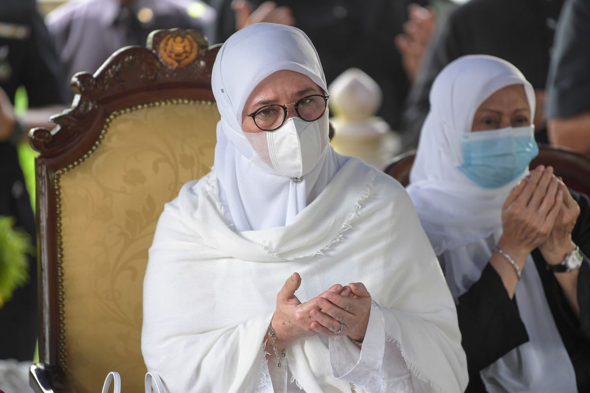 Queen attends tahlil ceremony for late Tun Rahah