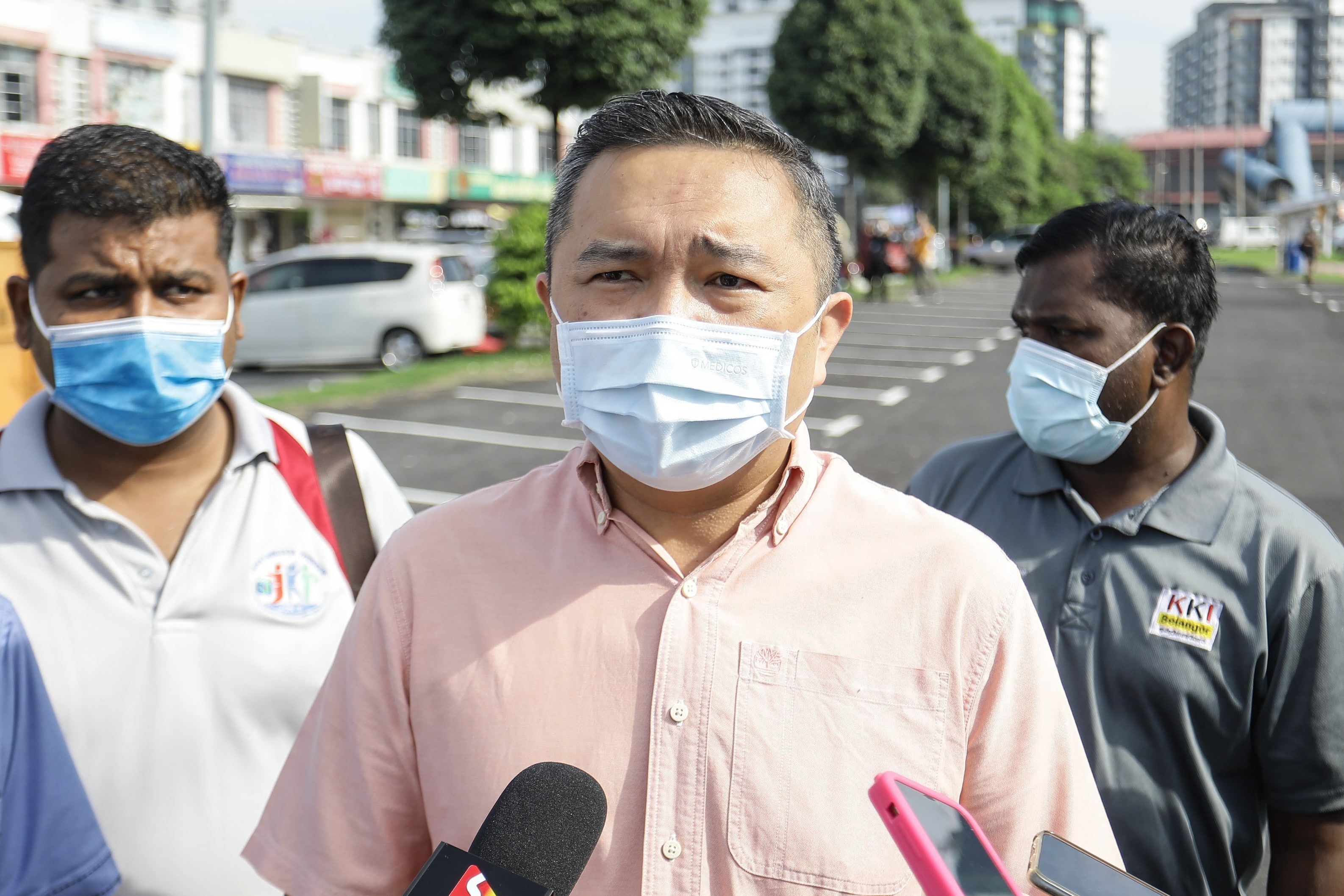 搬迁蒲种路边临时摊位  黄思汉：供安全营业地点