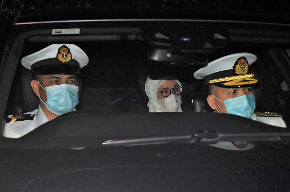 Queen graces state funeral for Tun Rahah