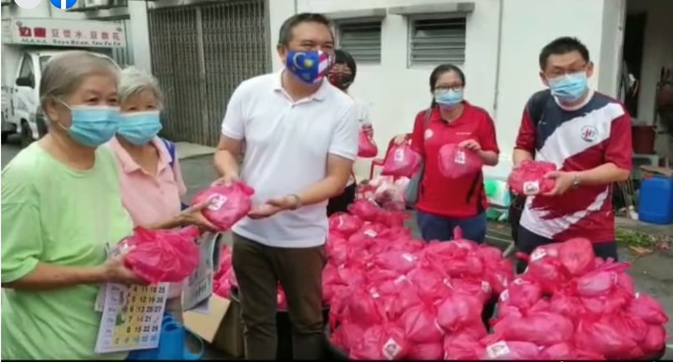 黄思汉派1700只猪手  冬至为弱势家庭送暖