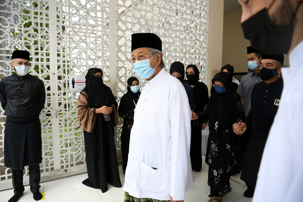 Dr M antara 1,000 pemimpin beri penghormatan akhir jenazah Tun Rahah