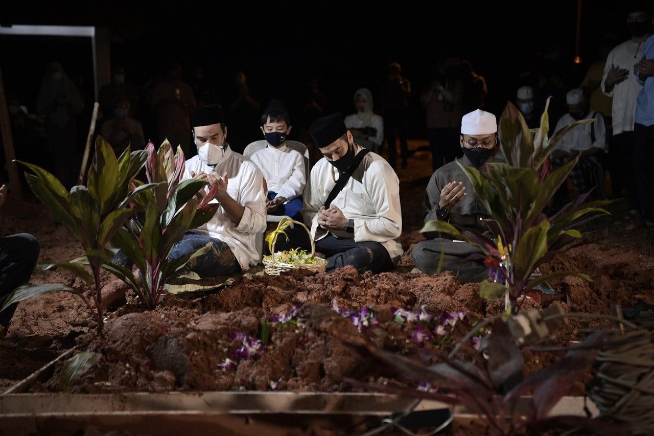 Jenazah Prof Diraja Ungku Aziz selamat dikebumikan