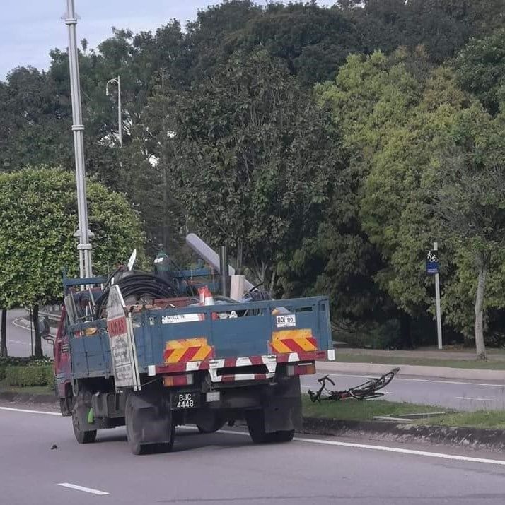 Penunggang basikal wanita maut dirempuh lori