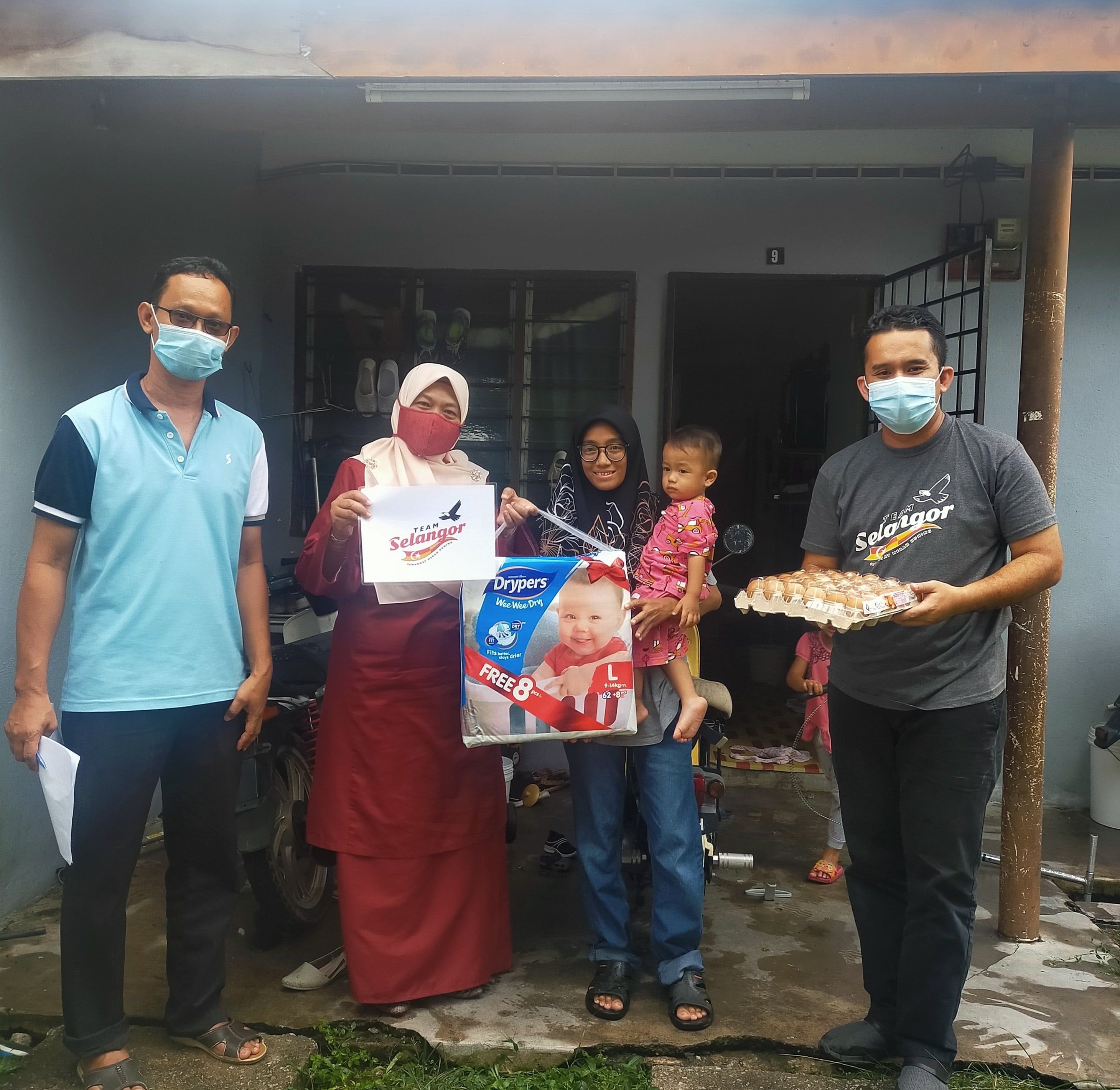 Team Selangor sumbang lampin pakai buang kepada 40 penerima di DUN Permatang