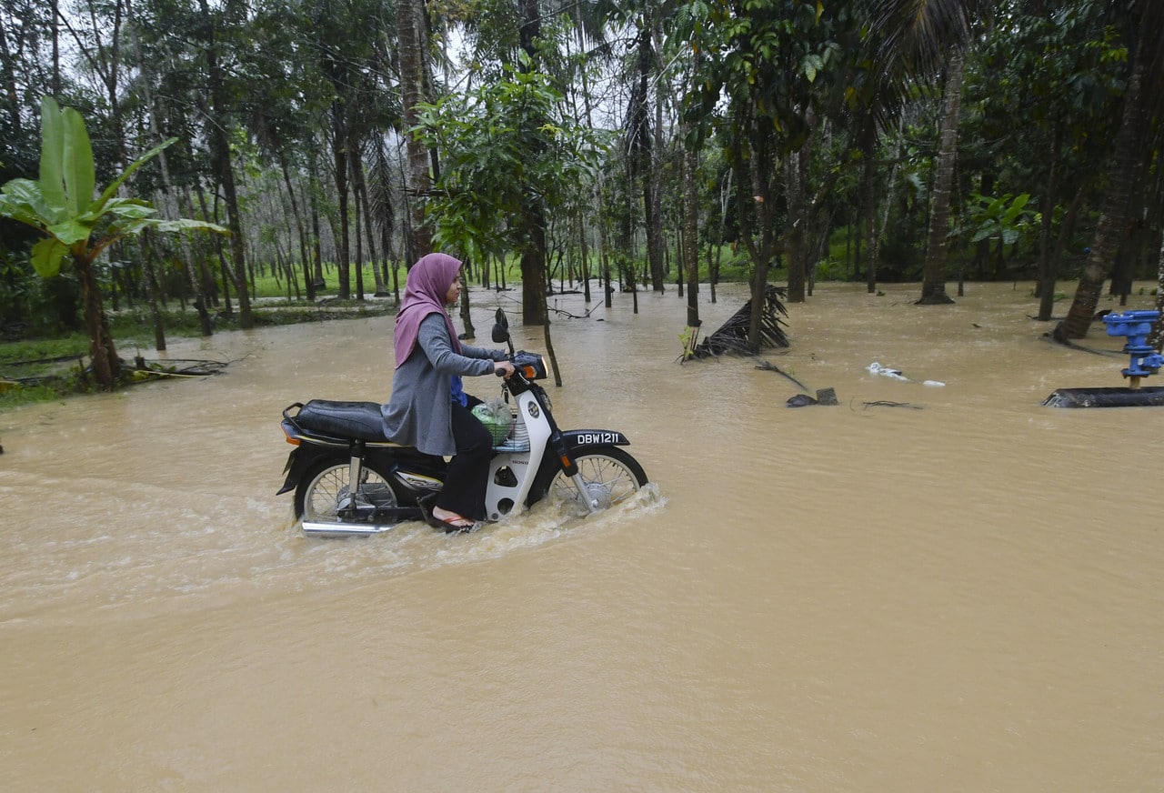 Jalan ditenggelami air, 400 penduduk Kuala Krai terputus hubungan