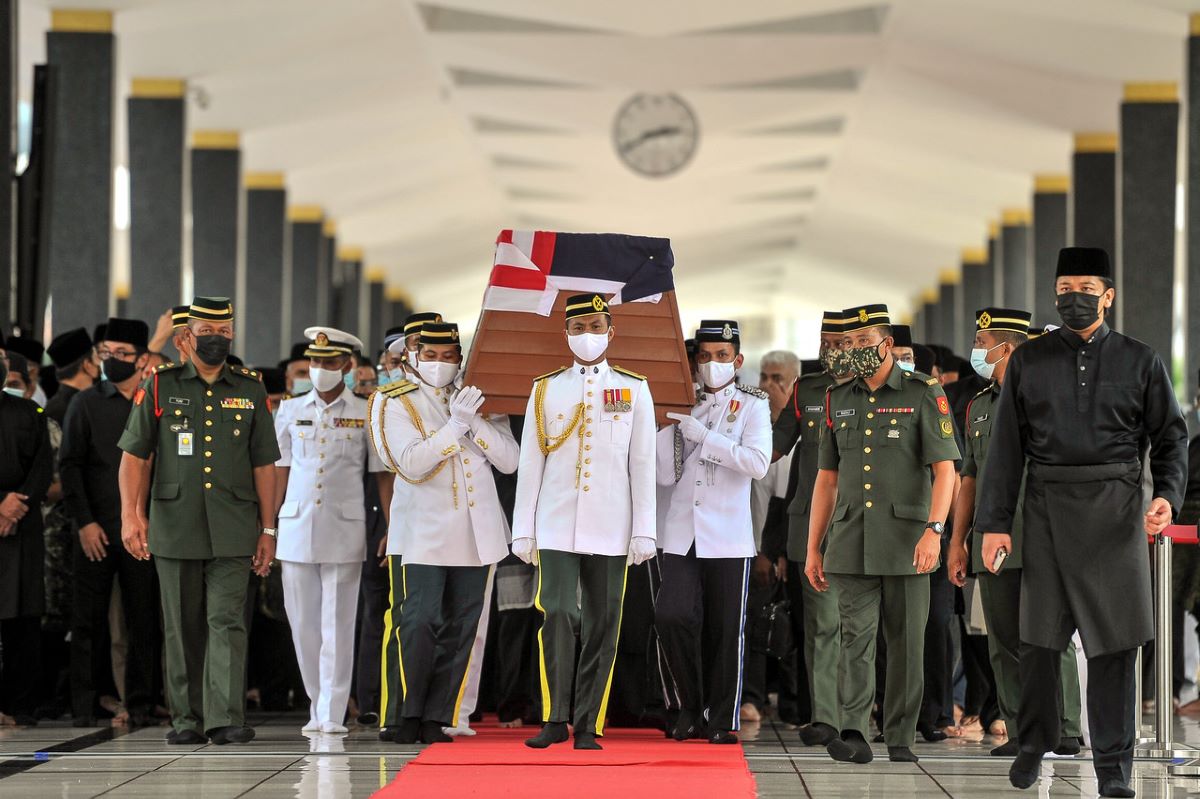 Tun Rahah laid to rest at Heroes Mausoleum