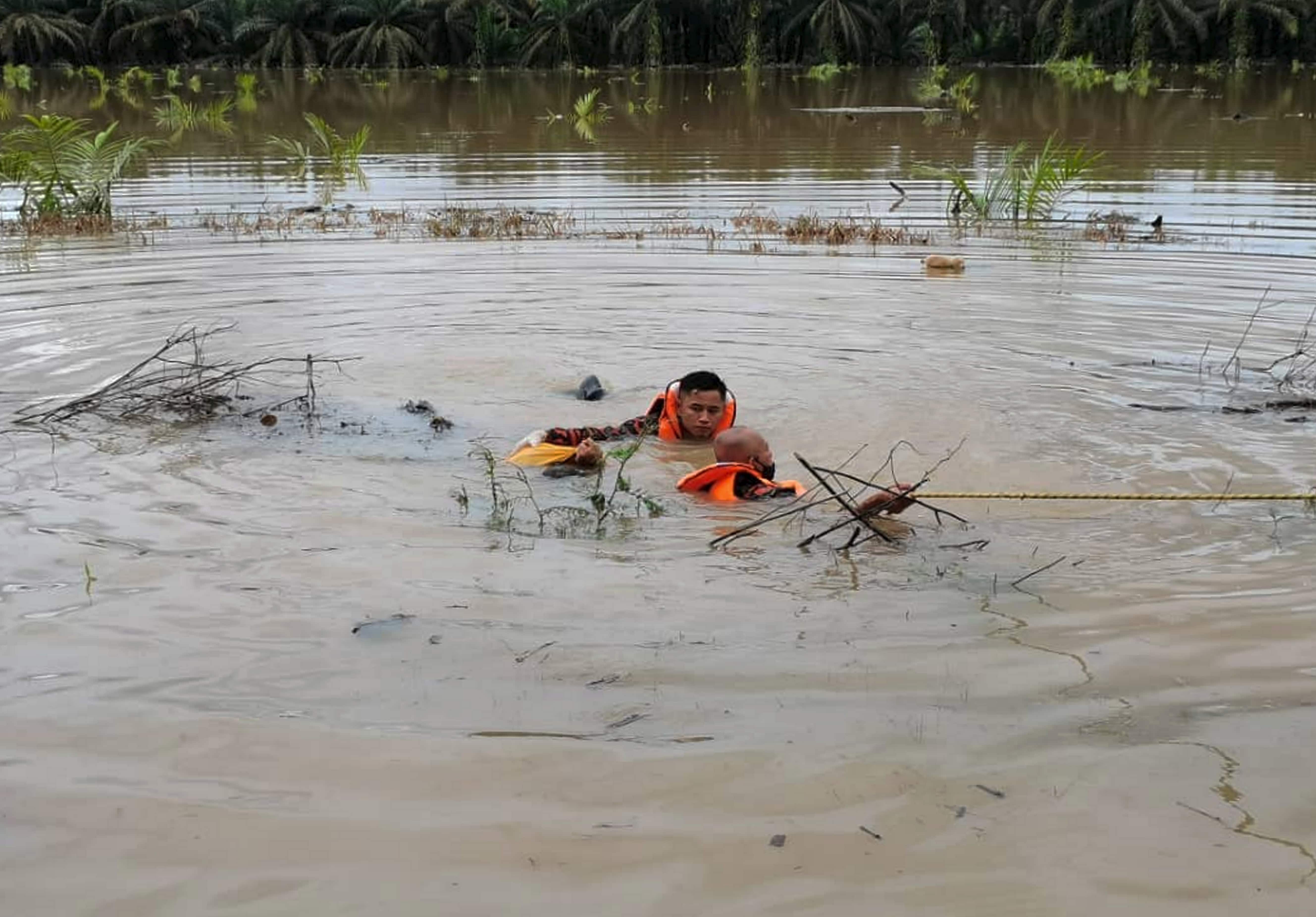 Banjir ragut nyawa ketiga, tiga lagi masih hilang