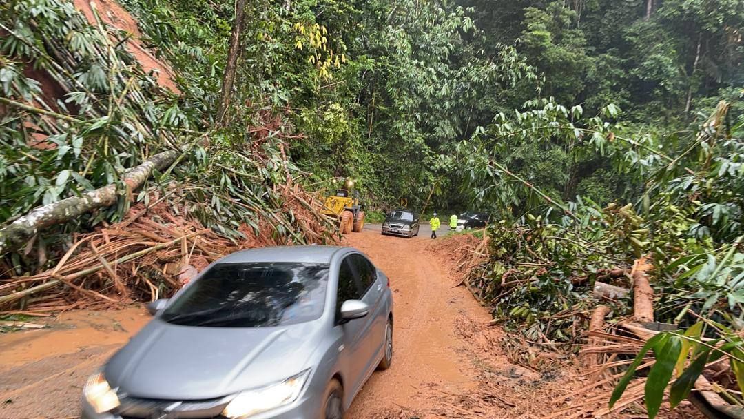 60 runtuhan dikesan halang laluan di Bukit Fraser