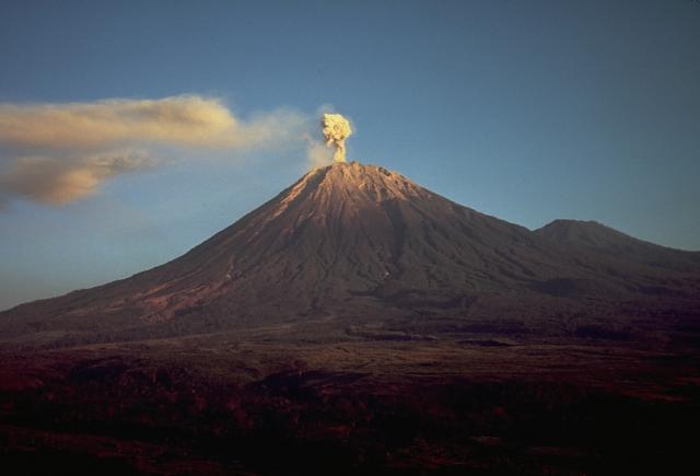 13 dead from Indonesia’s Mount Semeru volcano eruption