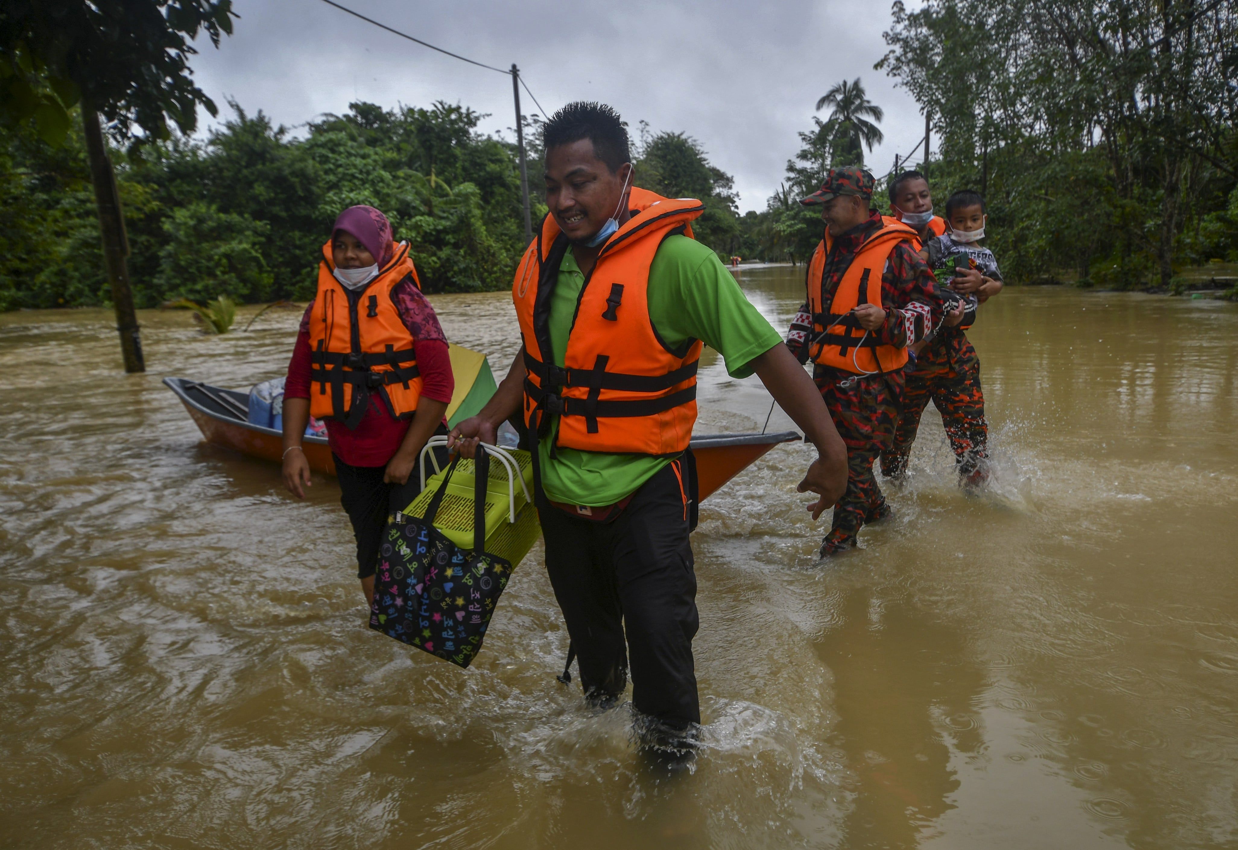 Remaja maut ketika harung banjir ke PPS