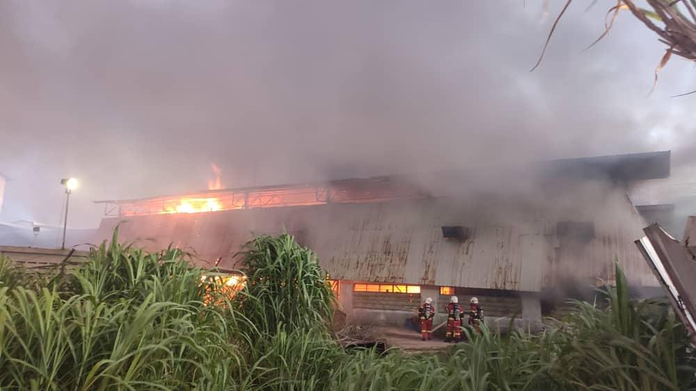 Gudang simpan acuan sarung tangan terbakar di Sepang