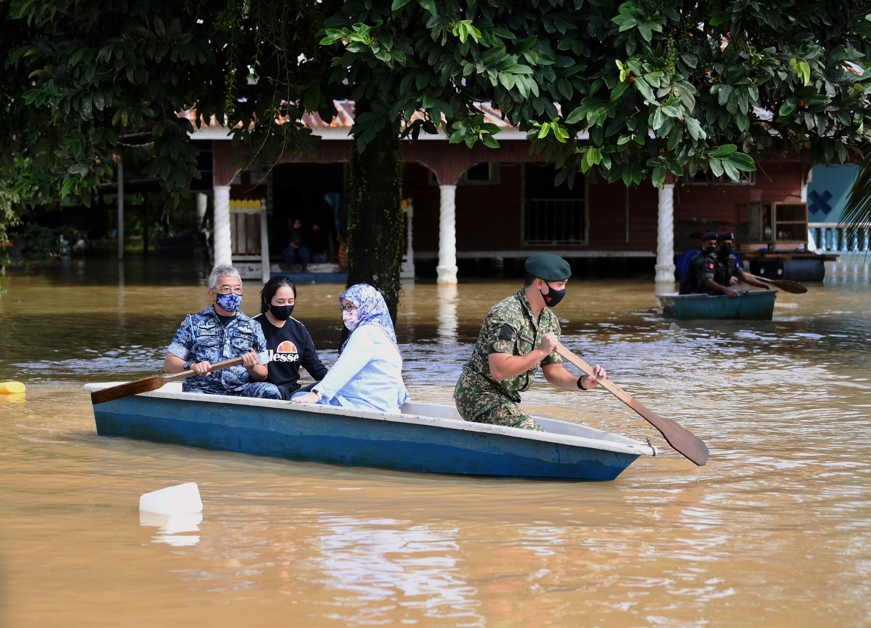 Agong luang masa santuni mangsa banjir, sampaikan sumbangan