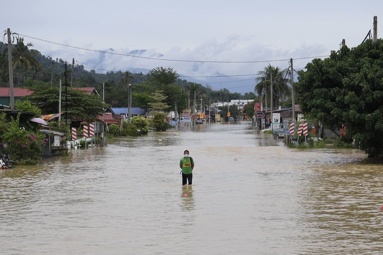 ஸ்ரீசெர்டாங் இடைநிலைப் பள்ளியில் திடீர் வெள்ளம்- 32 பேர் சிக்கினர்