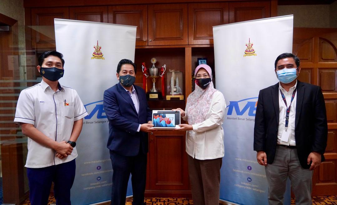 MBI sumbang 14 tablet untuk petugas PKRC Serdang