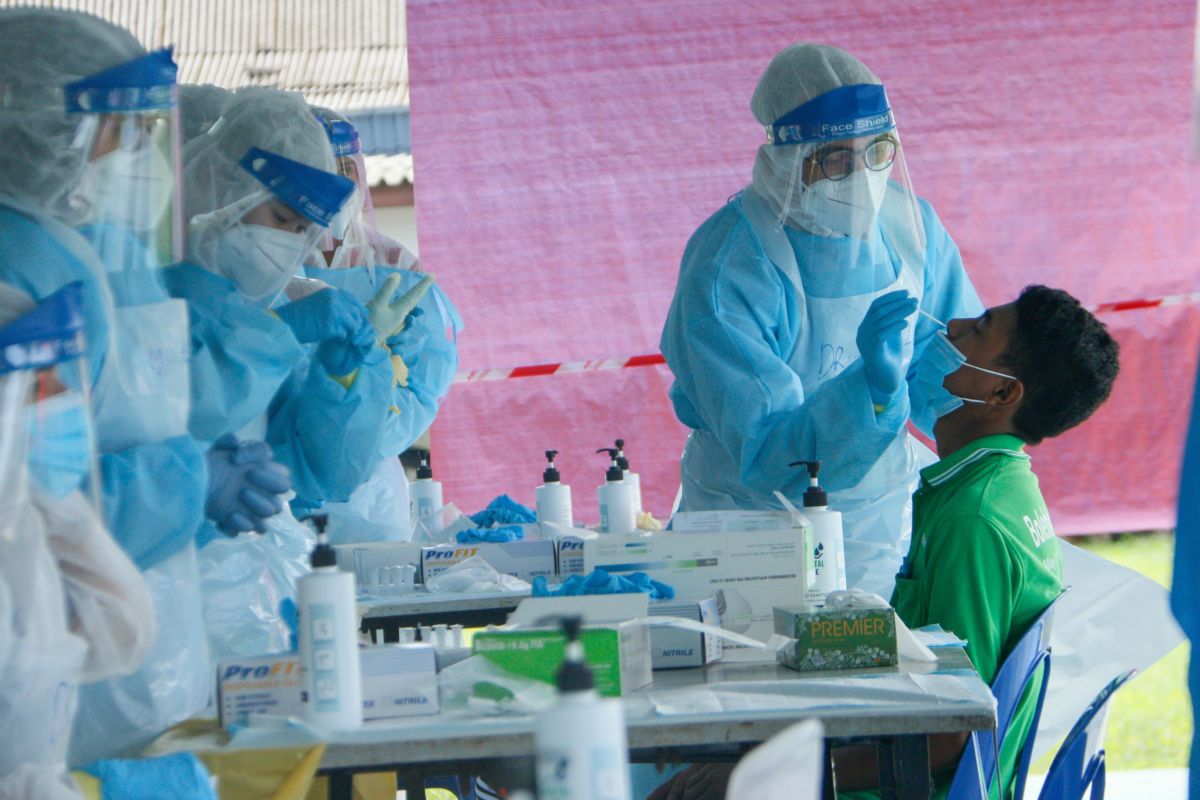 雪州今增1035确诊 八打灵县占62%病例