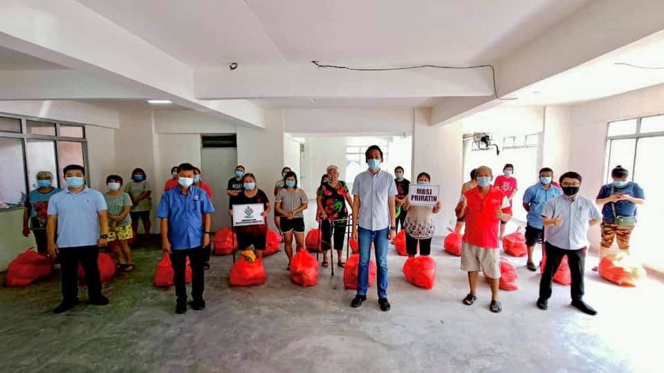 Wakil rakyat agih bantuan makanan ke rumah kibar bendera putih