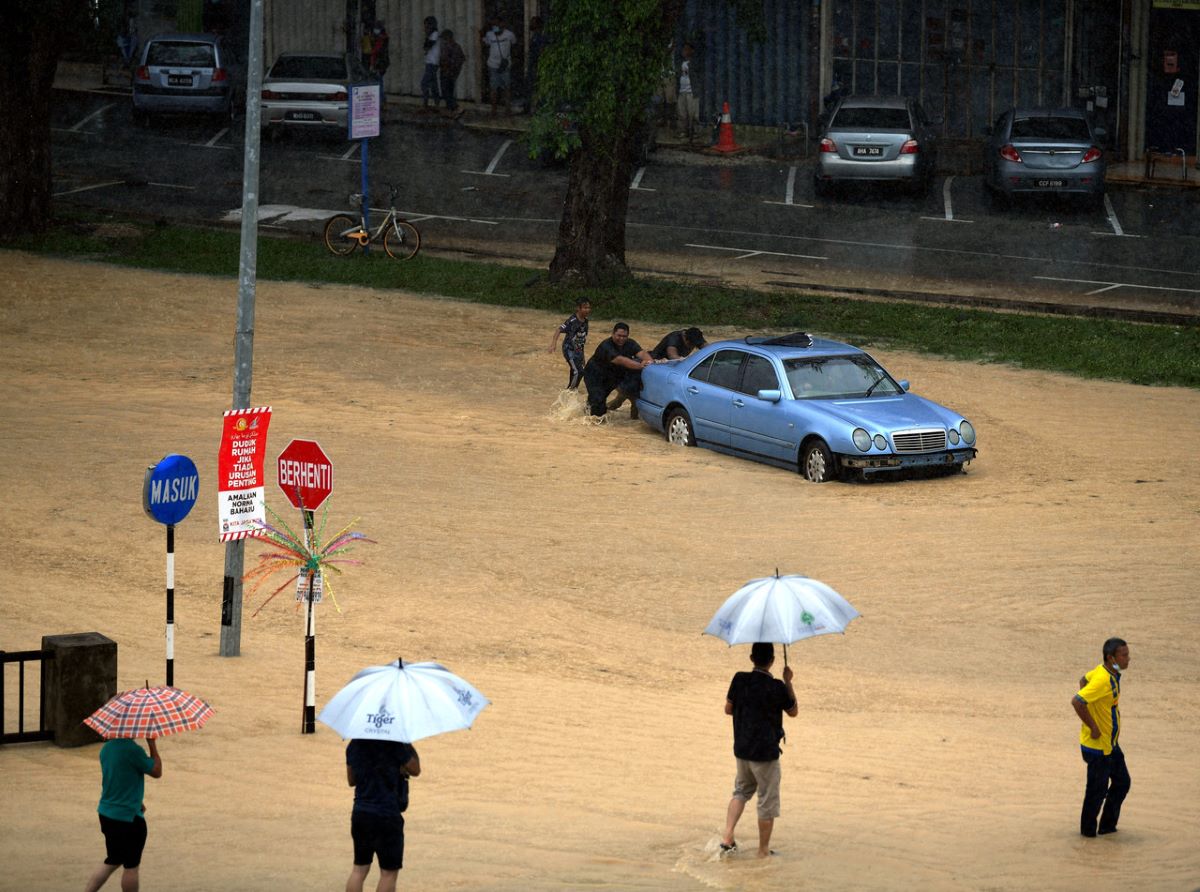 Floods in Pahang claim first victim: Father drowns, son still missing