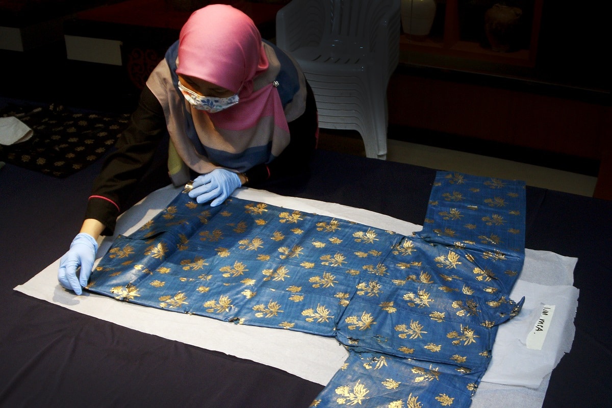 Kebaya busana rentas zaman