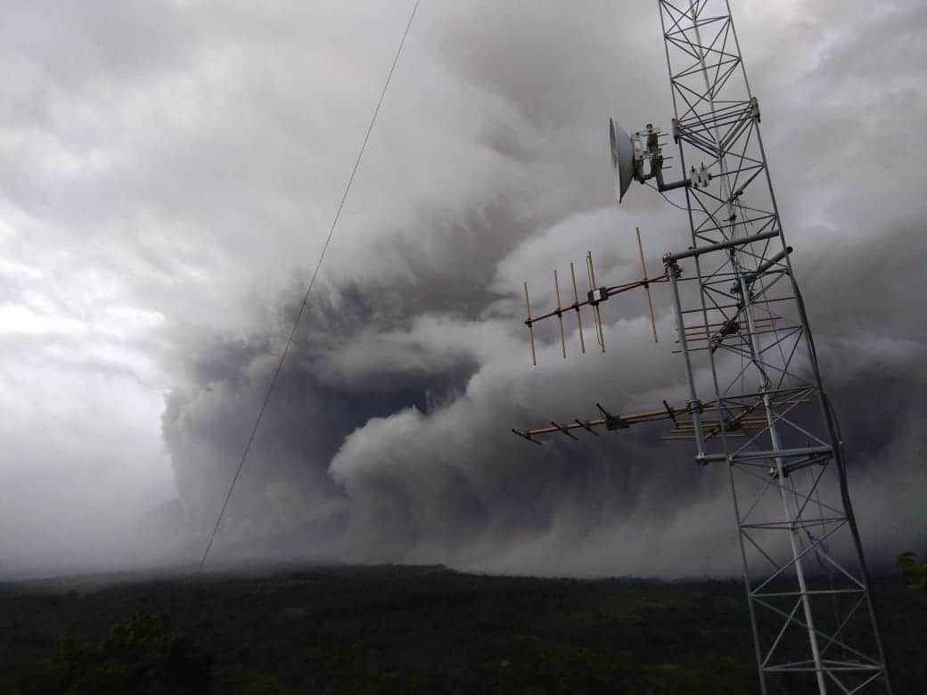 Gunung berapi tertinggi di Pulau Jawa meletus