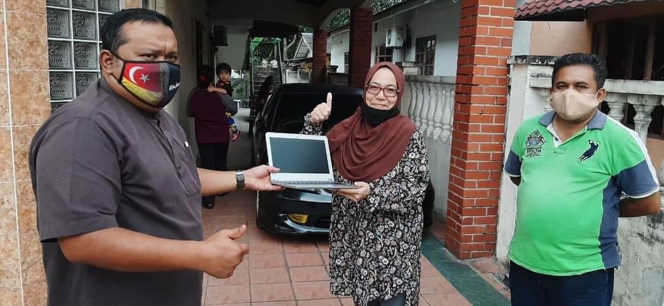 Wakil rakyat Taman Templer bantu pelajar miskin dapatkan komputer riba