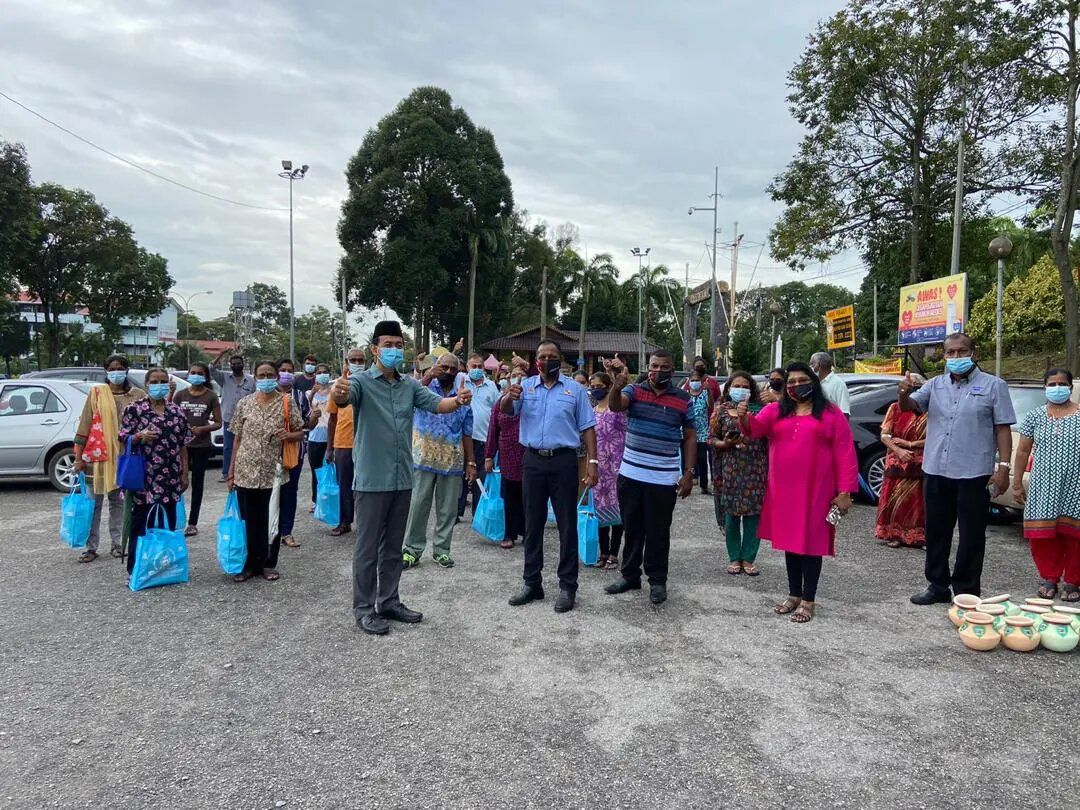 சுங்கை காண்டீஸ் தொகுதியிலுள்ள 80 குடும்பங்களுக்கு பொங்கல் பொருள்கள் அன்பளிப்பு