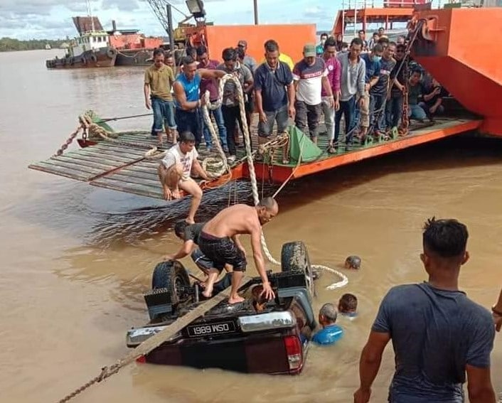 Bayi antara sembilan maut pacuan empat roda terhumban dalam sungai