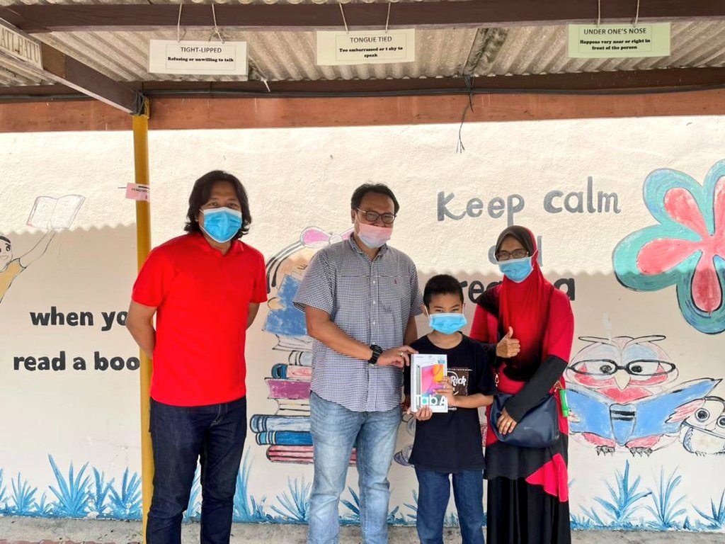 DUN Kota Anggerik sumbang tablet kepada murid kurang mampu