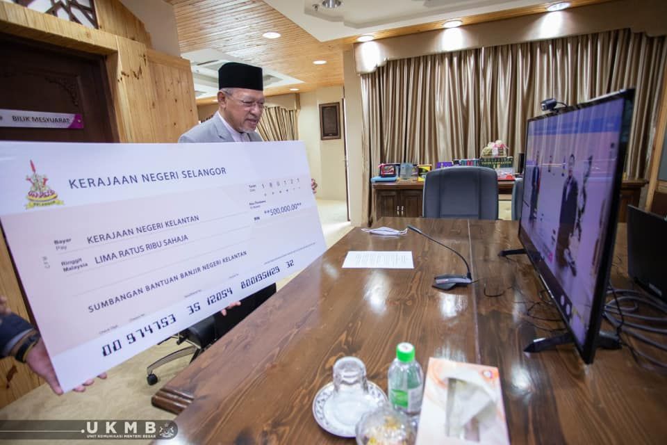 Selangor serah RM500,000 bantu mangsa banjir Kelantan