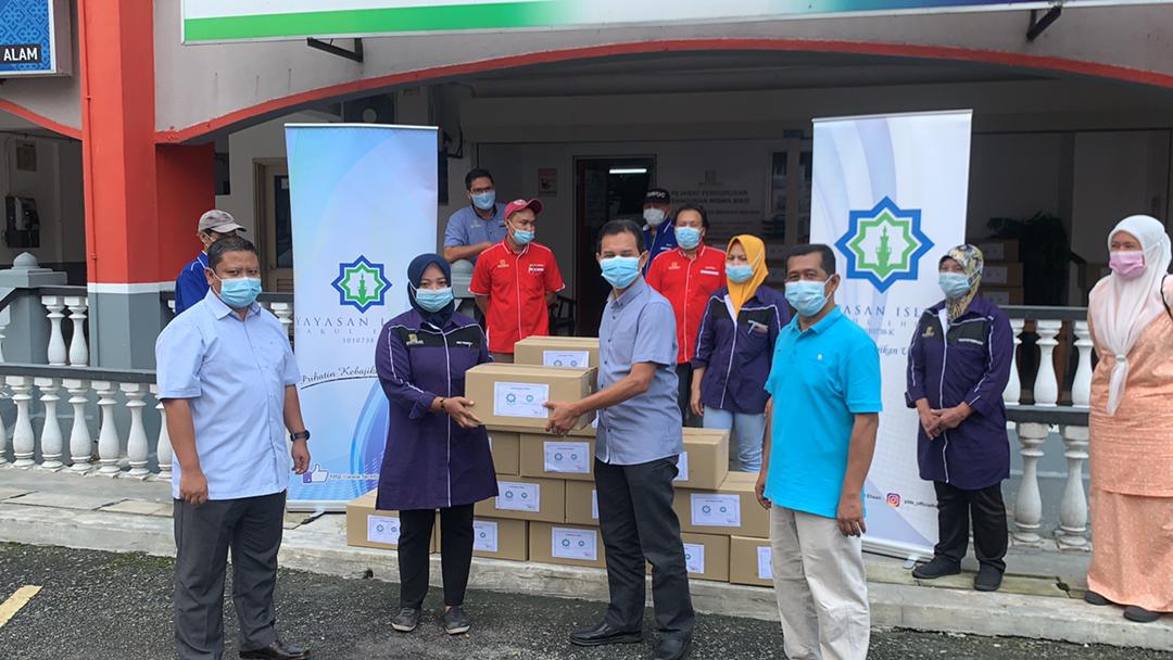 Petugas pembersihan terima makanan sumbangan Kerajaan Negeri
