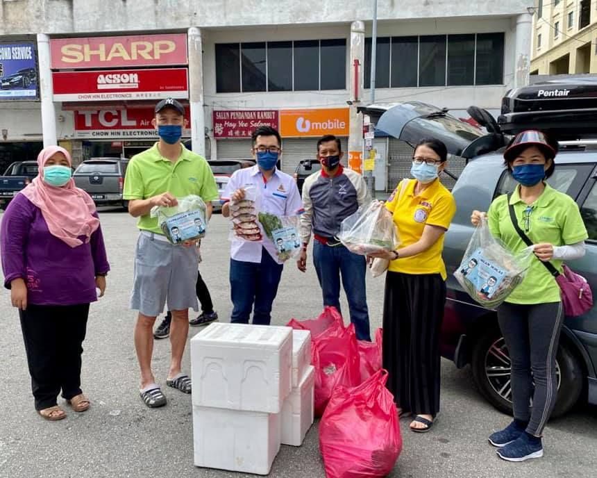 Wakil rakyat agih makanan segar kepada keluarga B40 Rawang