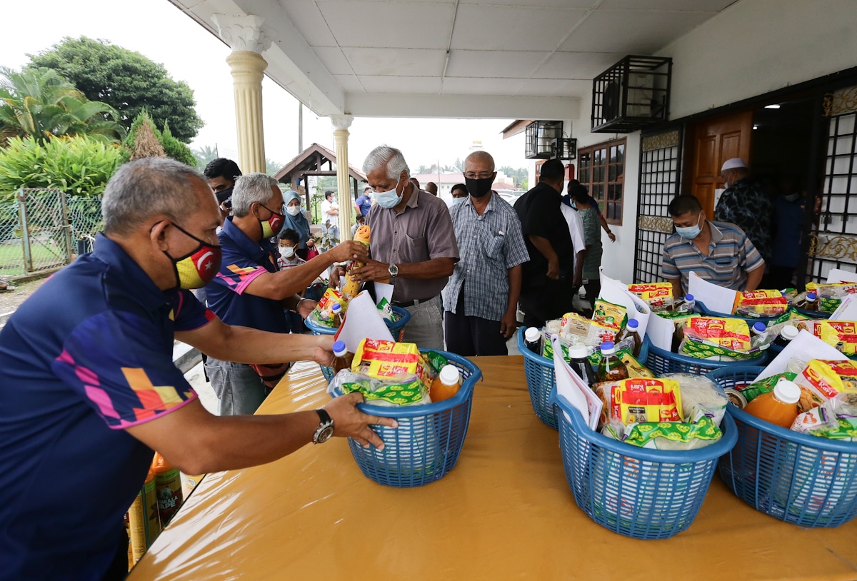 60 isi rumah Seri Jugra terima bantuan makanan