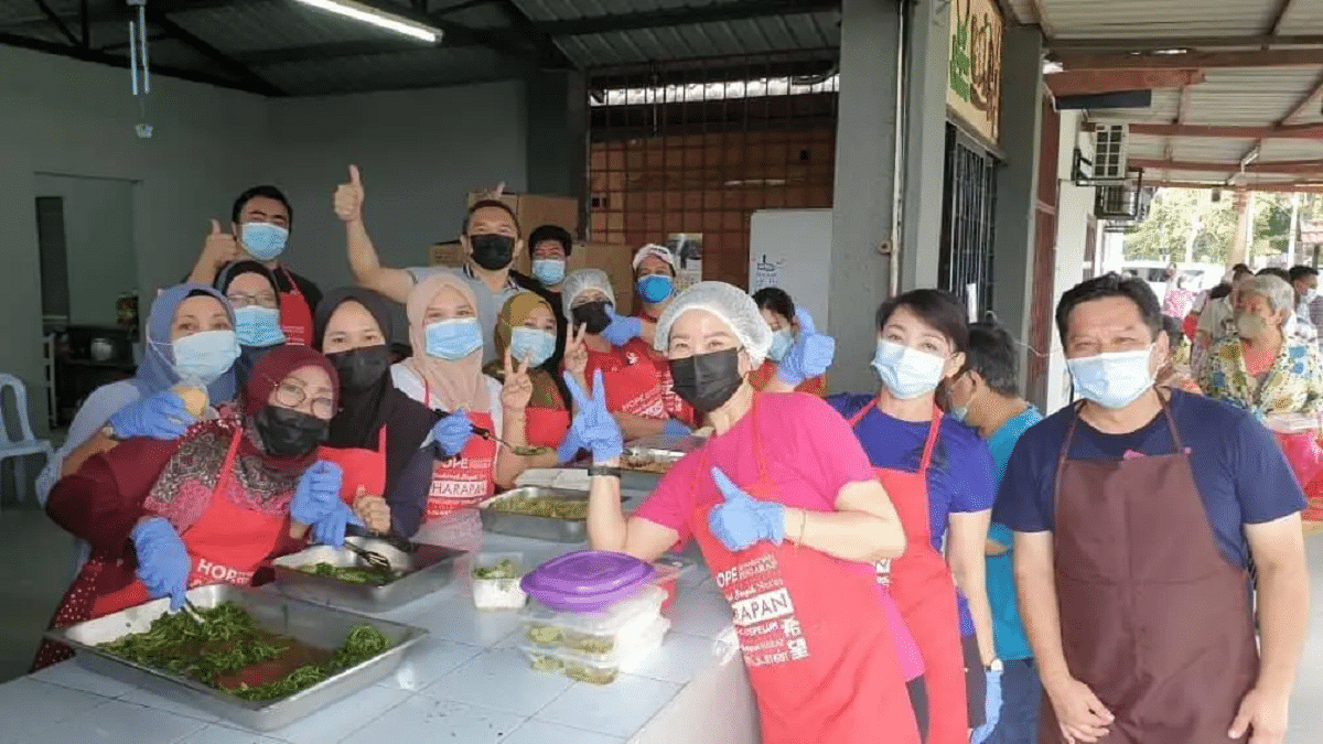 Dapur Kinrara distributes free food to constituents