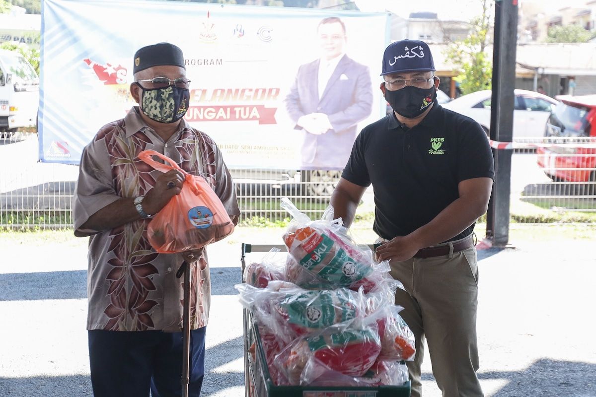 Penduduk terkesan PKP terima 3,000 bekalan ayam mentah