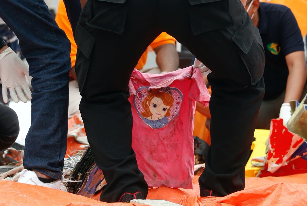 Indonesia finds body parts, debris, detects emergency signal of crashed jet