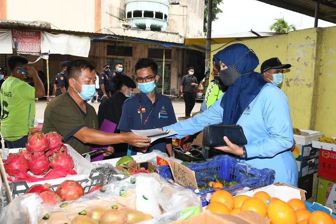 无牌营业及滋扰民众  士拉央21商家接罚单