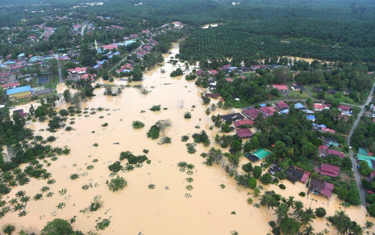 13 banks come to the aid of flood victims