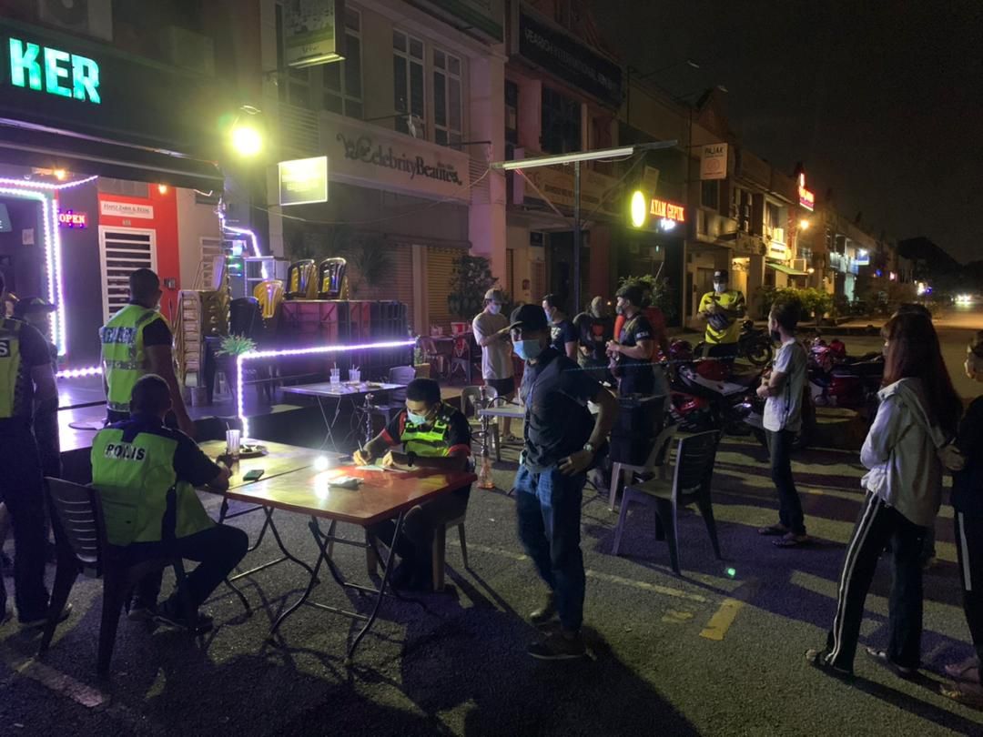 PKP: Berkumpul di kedai makan, polis kompuan 10 individu