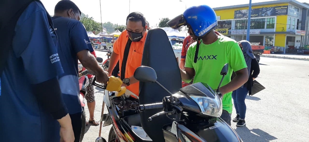 Taman Templer rep distributes 200 petrol coupons to food delivery riders