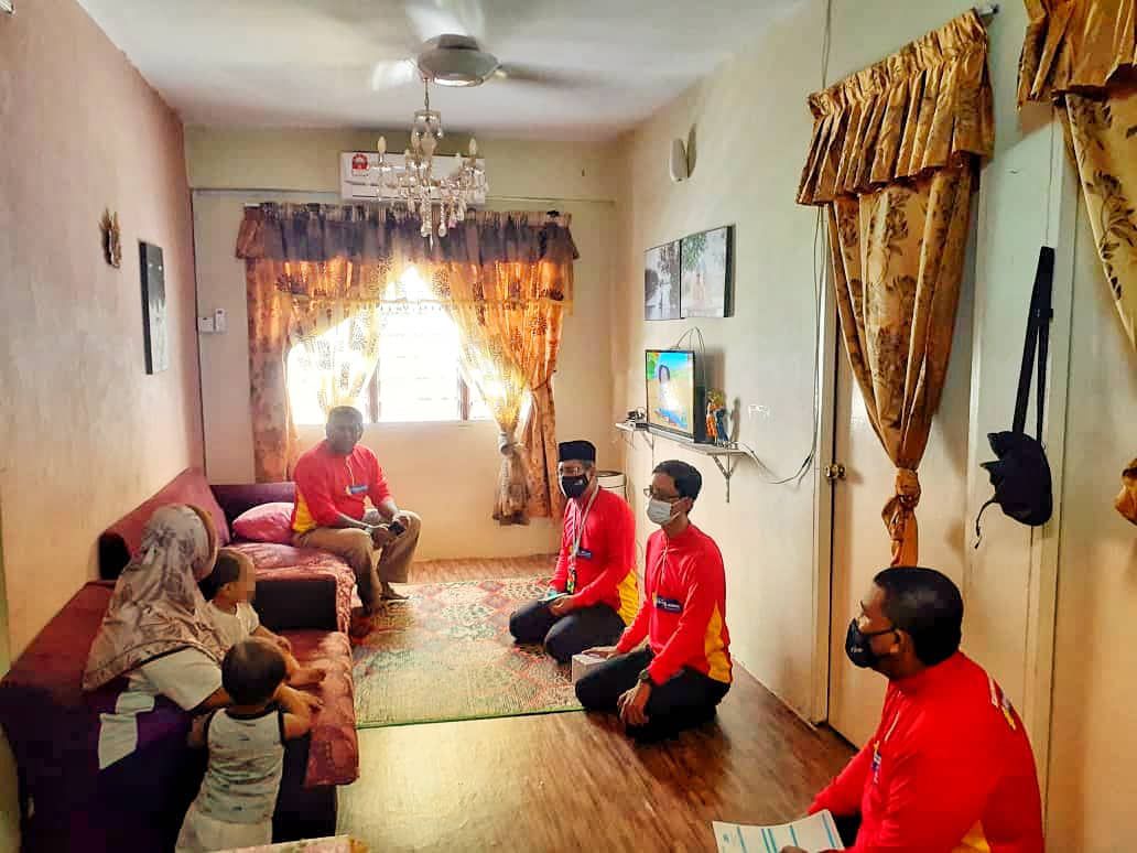 Pasangan suami, isteri hilang punca pendapatan terima bantuan zakat