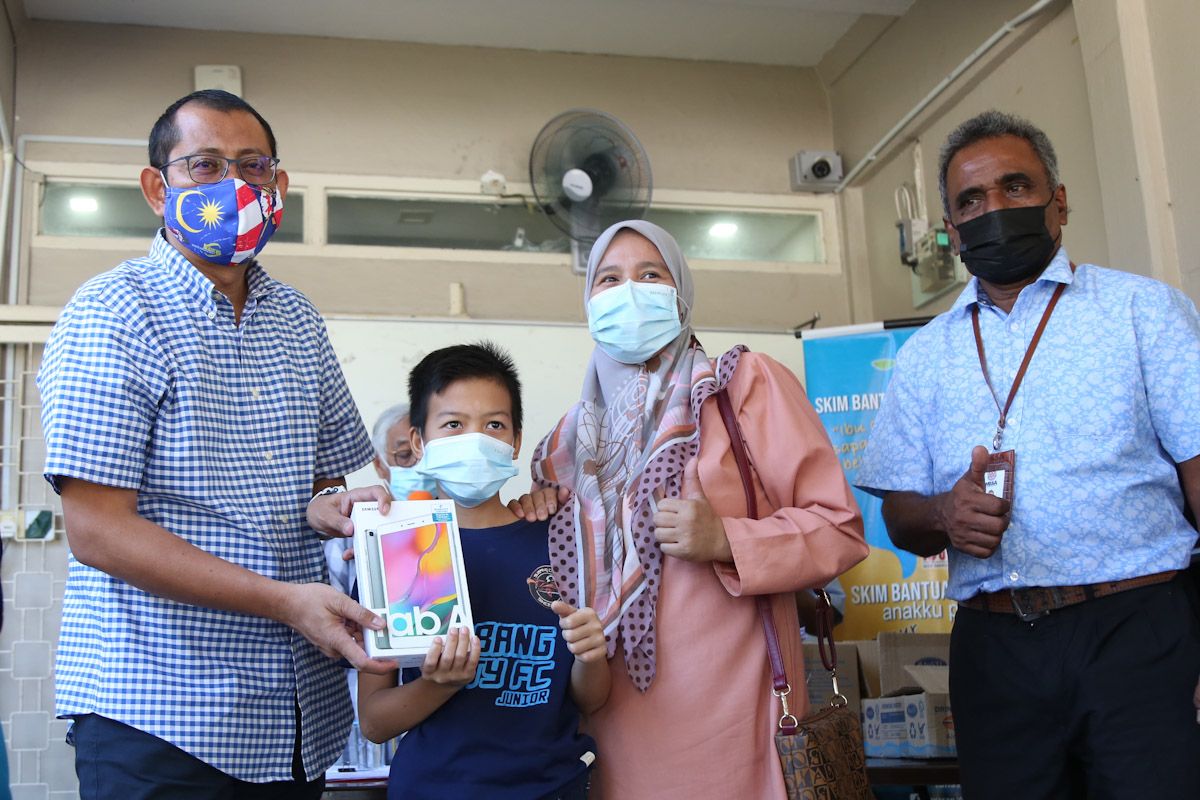 Pelajar B40 terima bantuan tablet, mudah belajar dalam talian