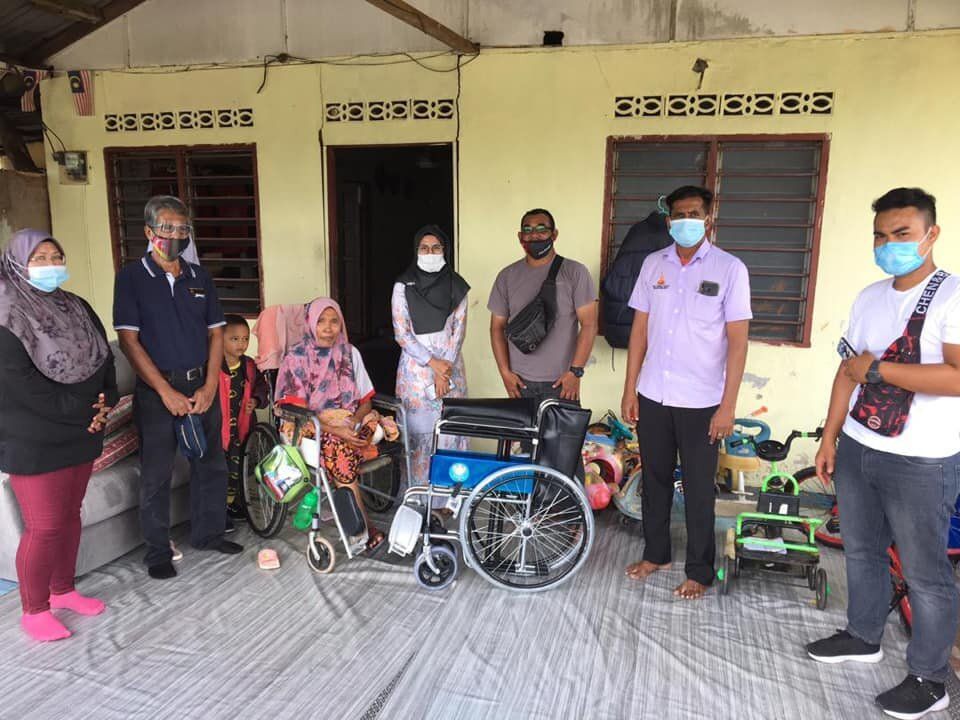 நோய்த் தொற்றினால் பாதிக்கப்பட்ட 1,000  பேருக்கு  உணவுக் கூடை: புக்கிட் மெலாவத்தி தொகுதி வழங்கியது