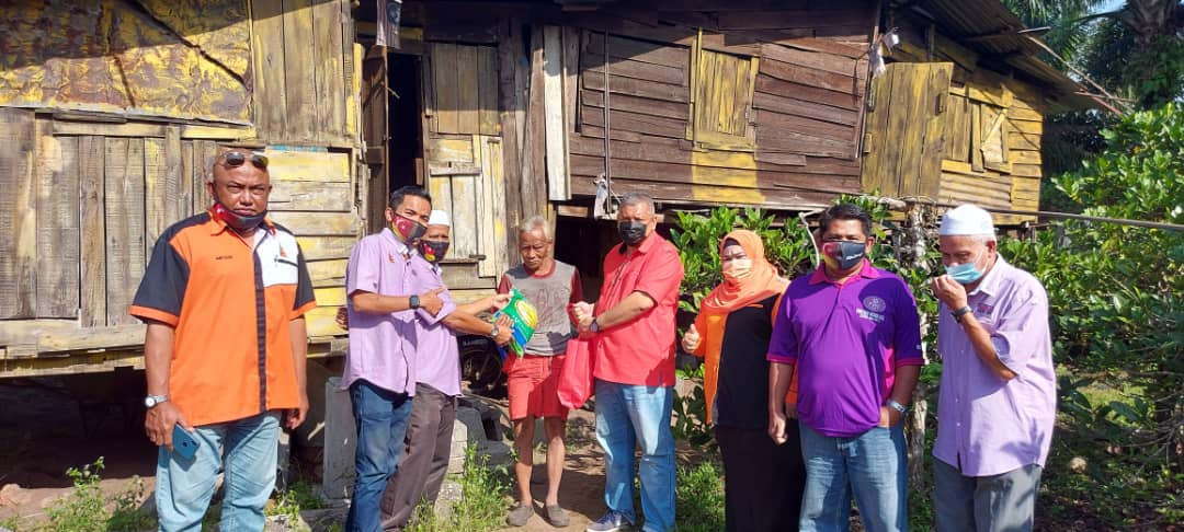 Warga emas terharu wakil rakyat mahu baiki rumah usang