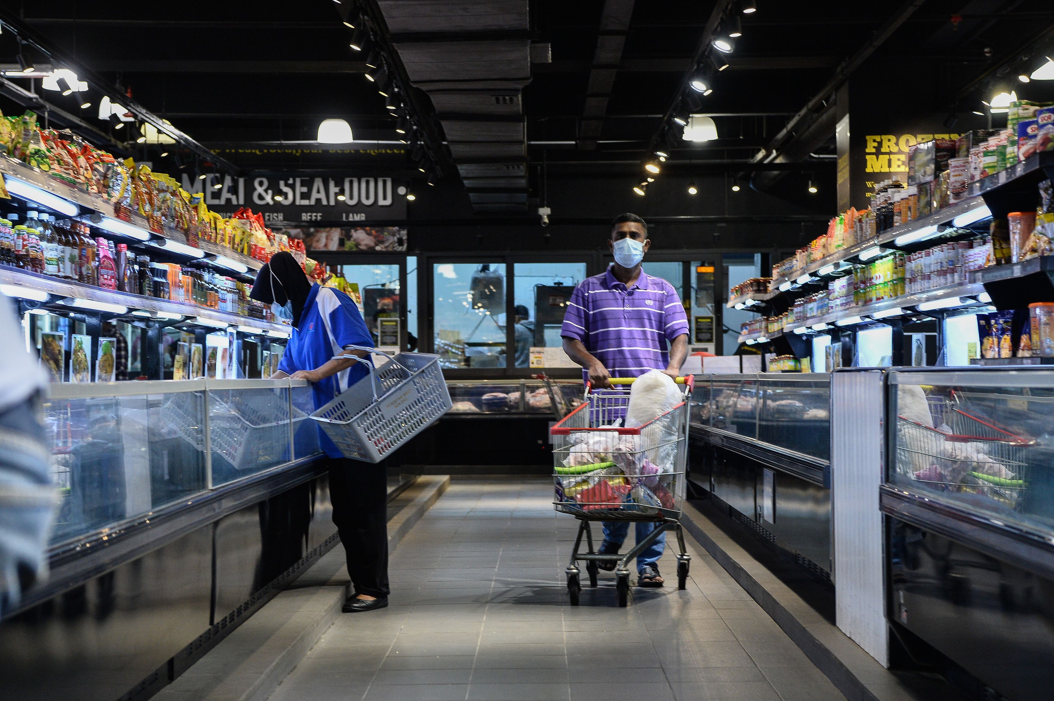 室内即日起不强制戴口罩 凯里：搭公交.确诊及医院仍强制